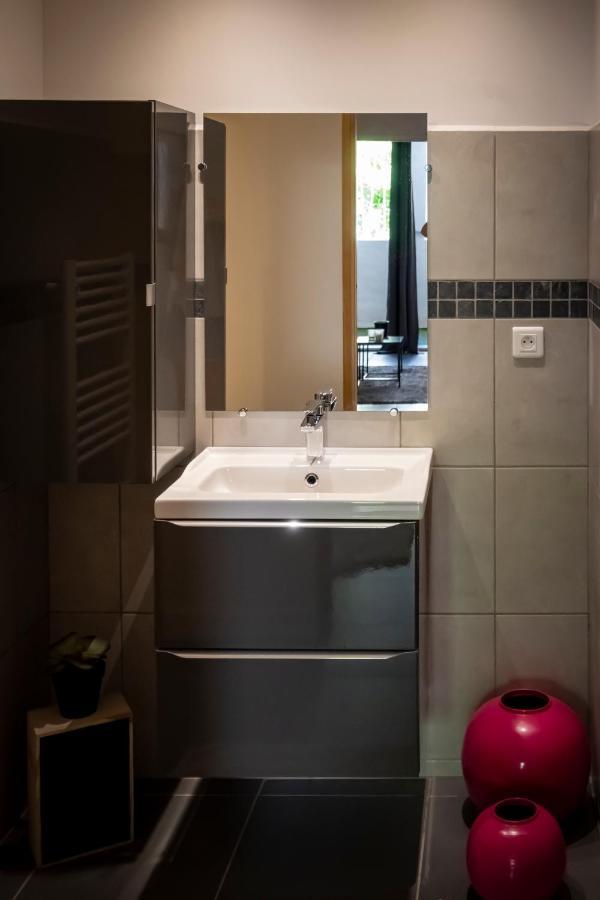 Superbe Appartement Avec Patio Nimes Exterior photo