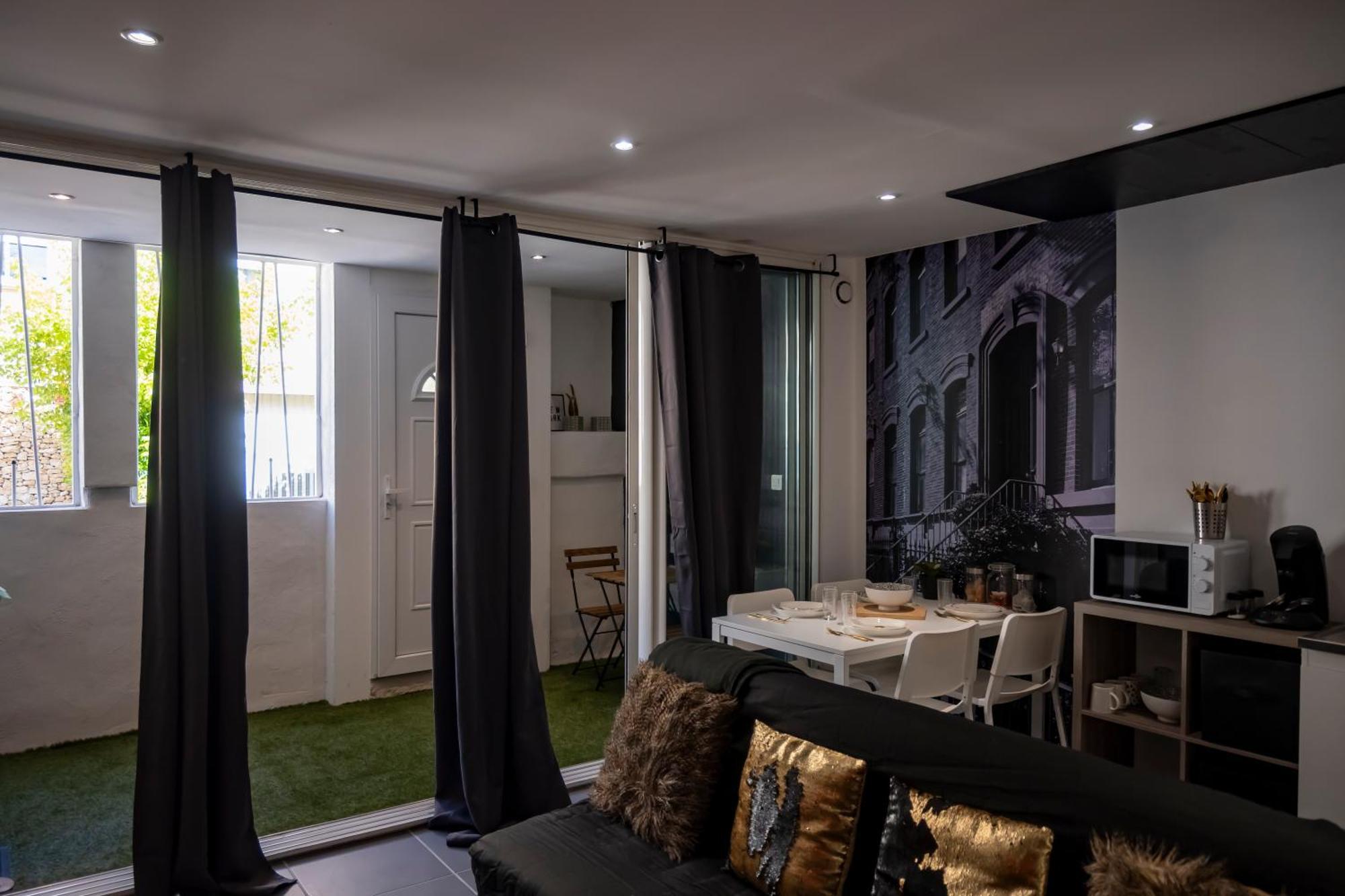 Superbe Appartement Avec Patio Nimes Exterior photo